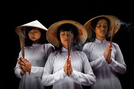 Các thiếu nữ trong trang phục áo dài truyền thống thắp hương cầu nguyện ở chùa Tây Phương, Hà Nội.